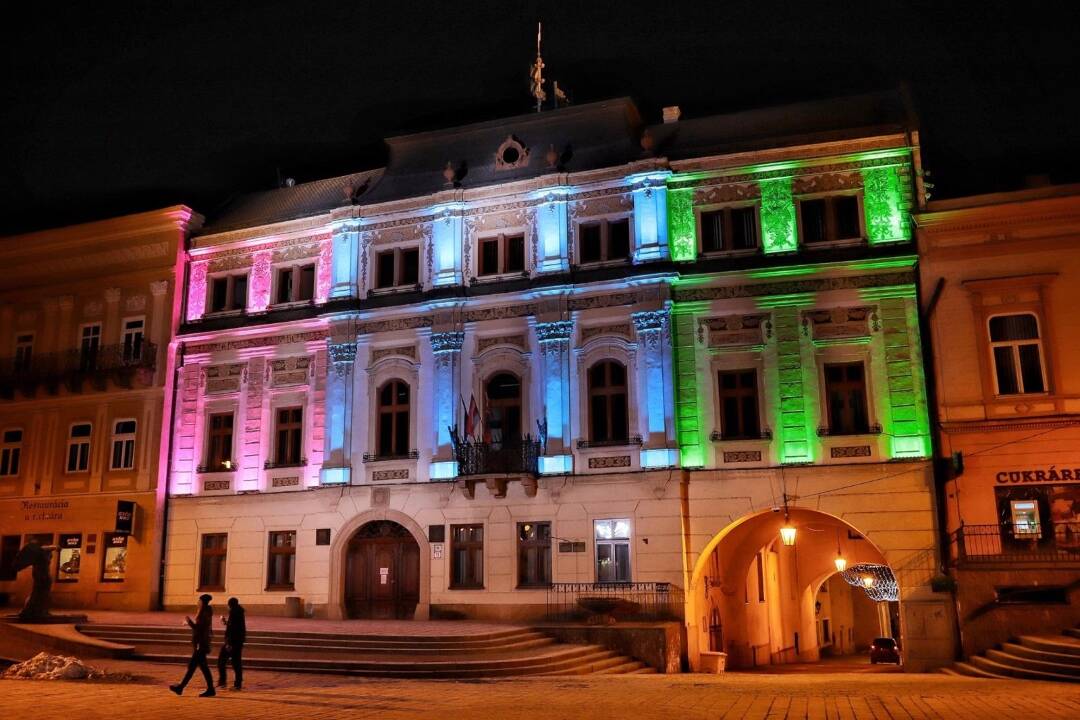 Prešovská radnica bude dnes večer svietiť v pestrých farbách. Symbolicky si pripomenie výnimočný deň