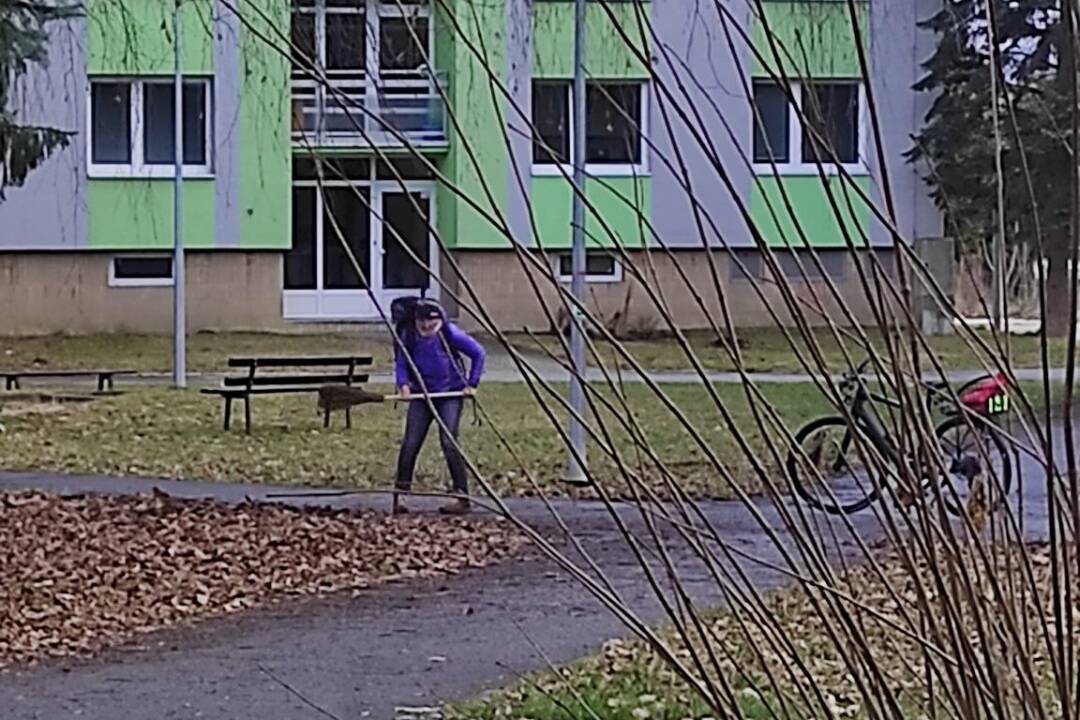 Neznáma žena v Prešove pozametala chodníky za bytovkou a odišla. Ľudia ju za milé gesto chvália
