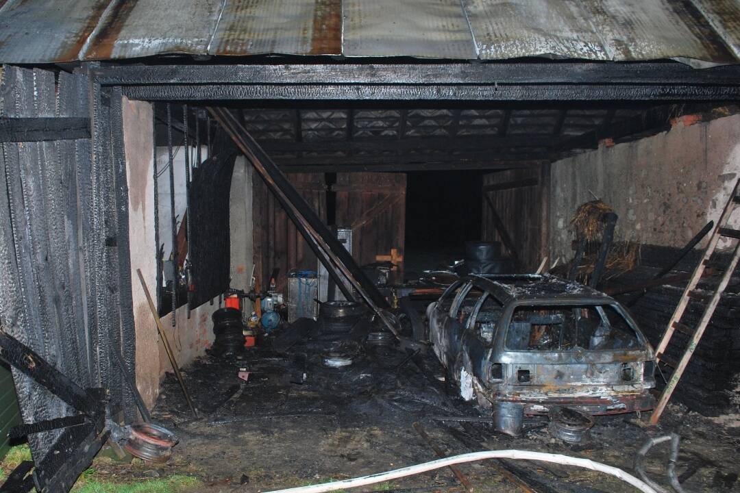 V okrese Snina došlo k požiaru hospodárskej budovy, rozšíril sa aj na zaparkované auto