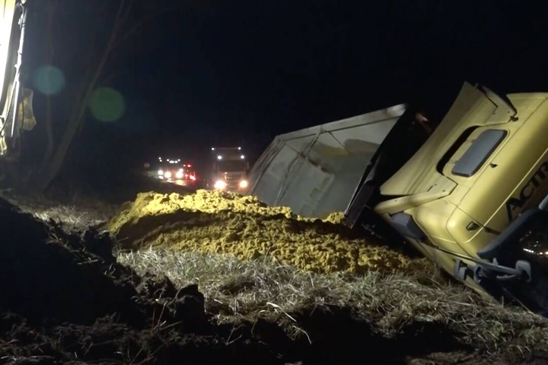 Kamión plný krmiva pre dobytok, ktorý smeroval do Stropkova, sa po ceste prevrátil