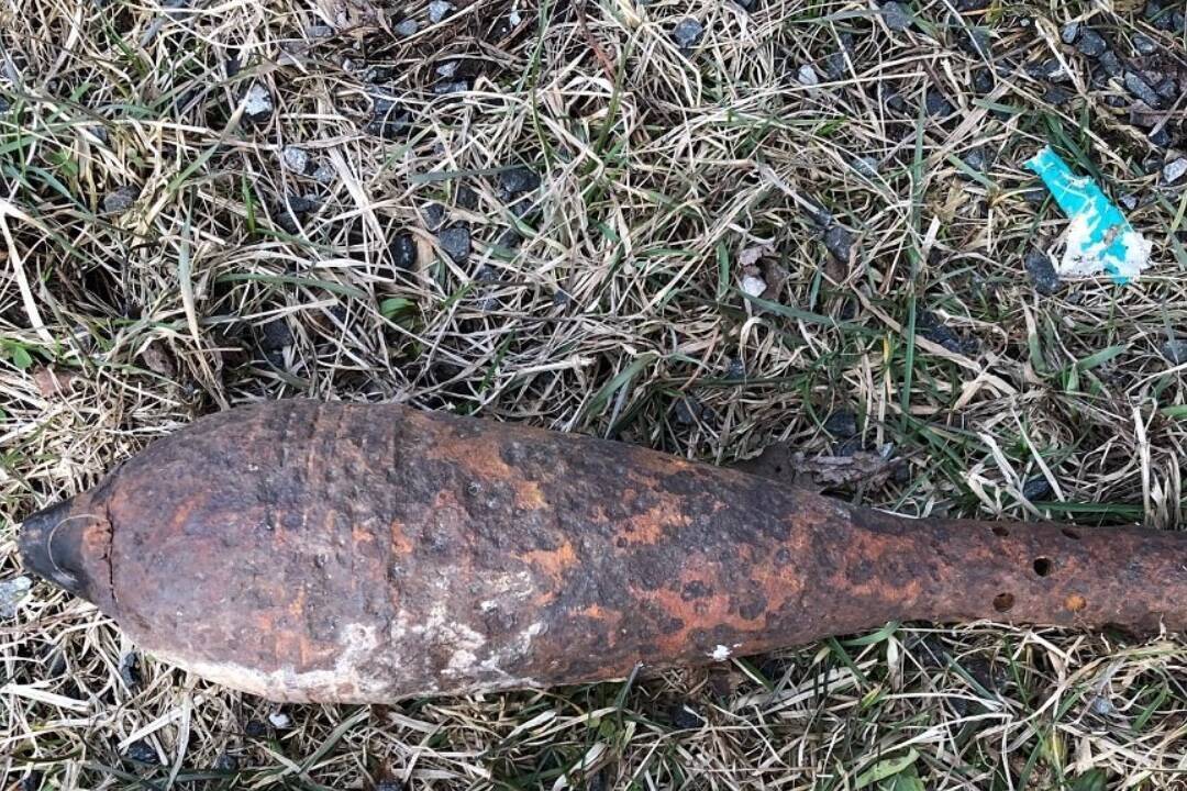 Počas výkopových prác bola pri cyklochodníku v Stakčíne nájdená delostrelecká mína
