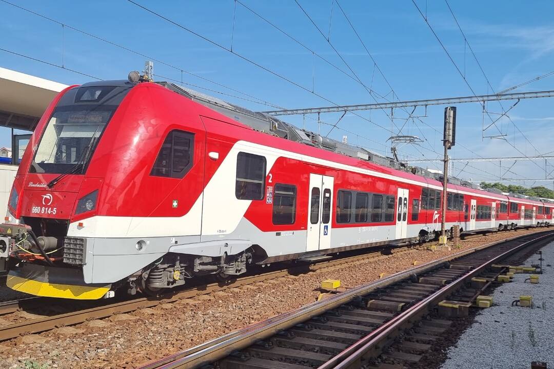 Na východ Slovenska malo prísť deväť nových vlakov, prišiel len jeden. Ostatné boli presunuté na západ