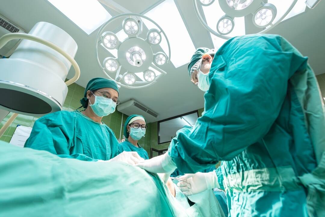 Chirurgovia v sninskej nemocnici začali využívať nové operačné metódy. Liečiť budú naďalej aj pomocou klasických