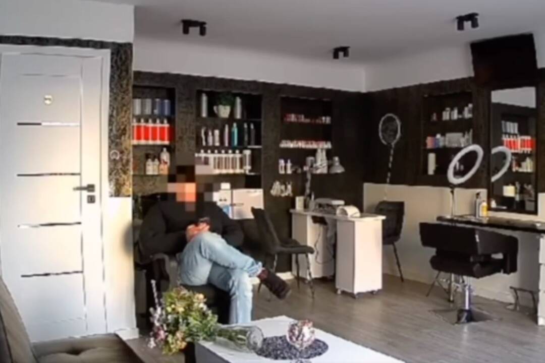 VIDEO: Nový trend neďaleko hraníc. Nedočkavý zákazník si salón krásy otvoril sám, sadol si do kresla a zaspal