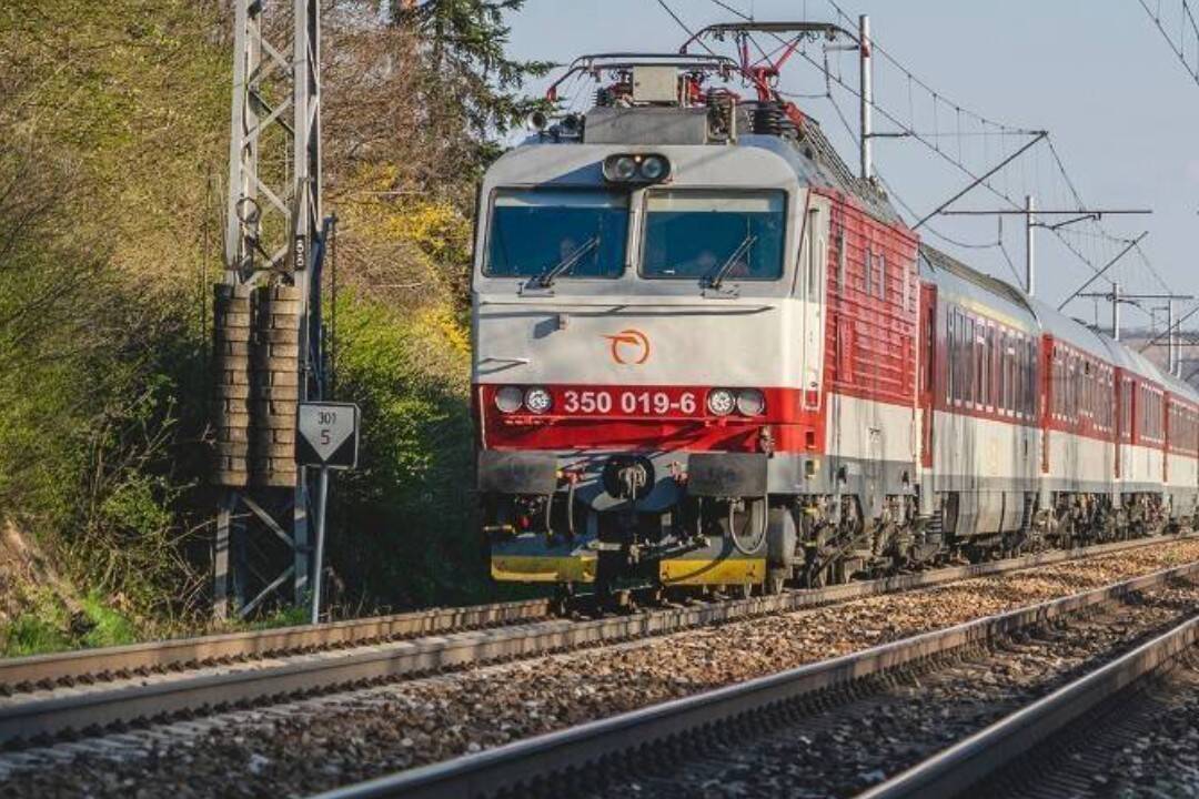 Muž sa mal vo vlaku medzi Humenným a Vranovom nad Topľou pred cestujúcimi obnažovať