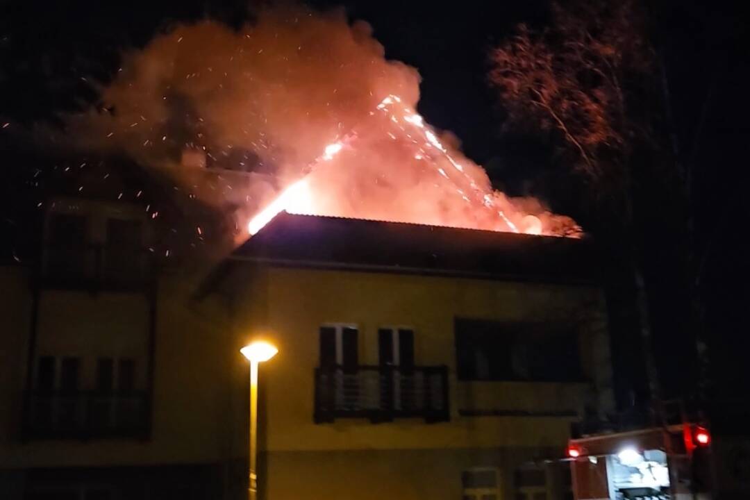 FOTO: Apartmány v Tatranskej Lomnici zachvátili plamene. Bývať tam má aj spevák Braňo Mojsej