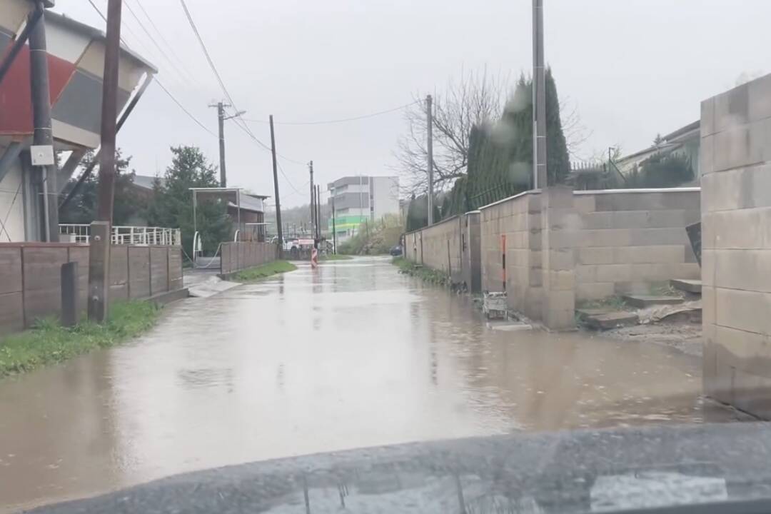 FOTO: Vodiči, na Surdoku zvýšte opatrnosť, cesta je zatopená