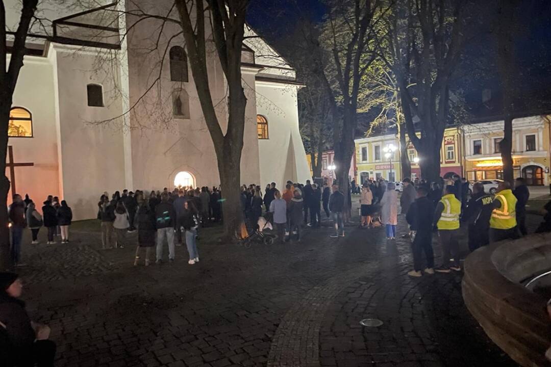 FOTO: V Starej Ľubovni sa začala svätá omša za obete tragickej nehody v Spišskom Podhradí