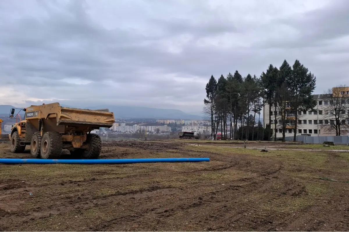 VIDEO a FOTO: Výstavba novej vojenskej nemocnice v Prešove napreduje – pozrite si aktuálne zábery