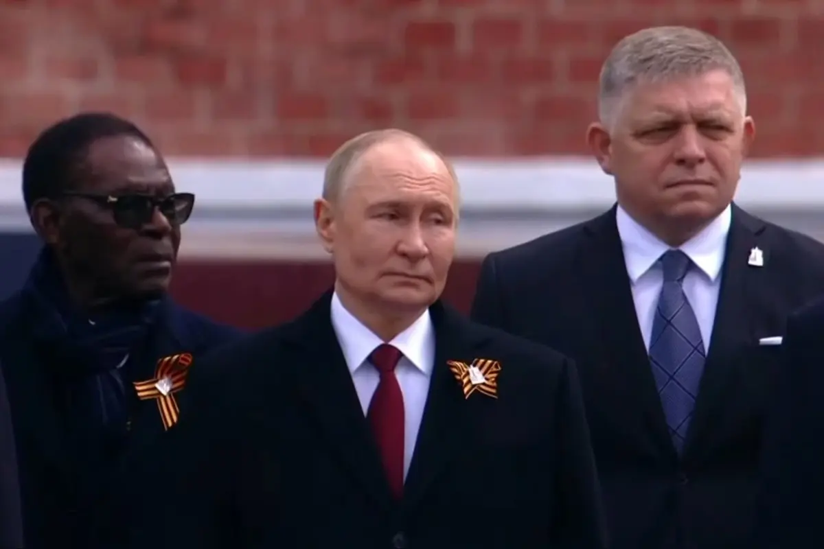 FOTO: Fico ako jediný líder EÚ na oslavách v Moskve stál hneď v druhom rade priamo za Putinom