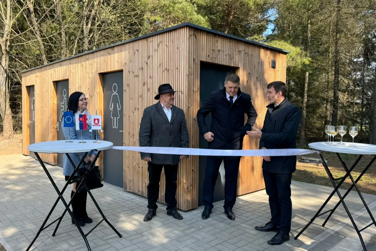 FOTO: Pri Belianskom rybníku pribudli nové toalety, polepšia si tak turisti aj cyklisti