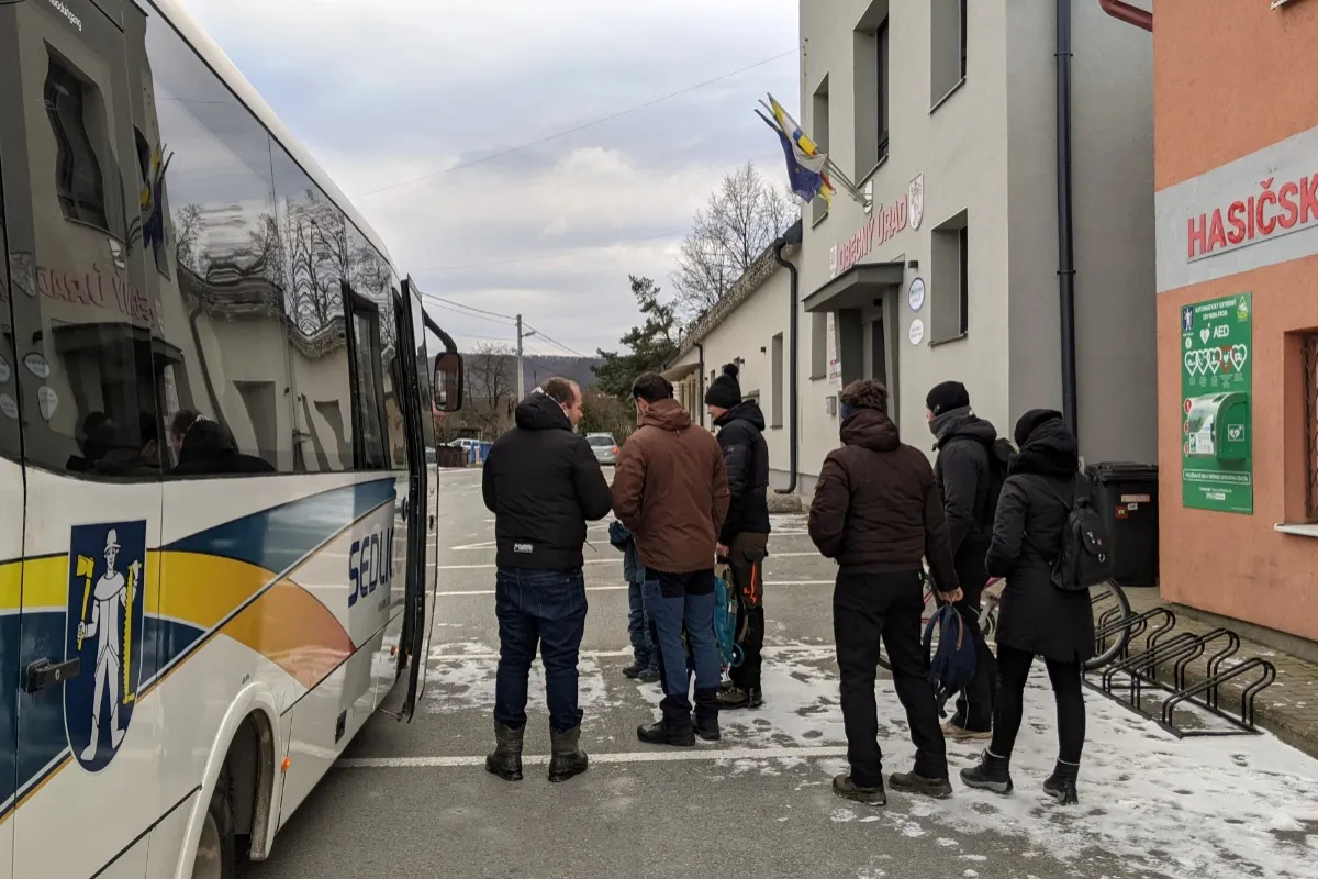 Starosta zo Sedlíc sadol za volant obecného autobusu, vozí ním deti aj seniorov po Slovensku aj do zahraničia