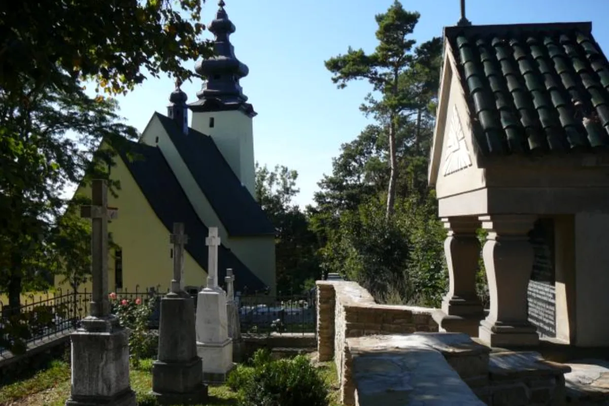 Príbuzní na Spiši zažili mrazivé chvíle, z hrobu počuli klopanie aj búchanie. Policajti podľa svedka dokonca utekali