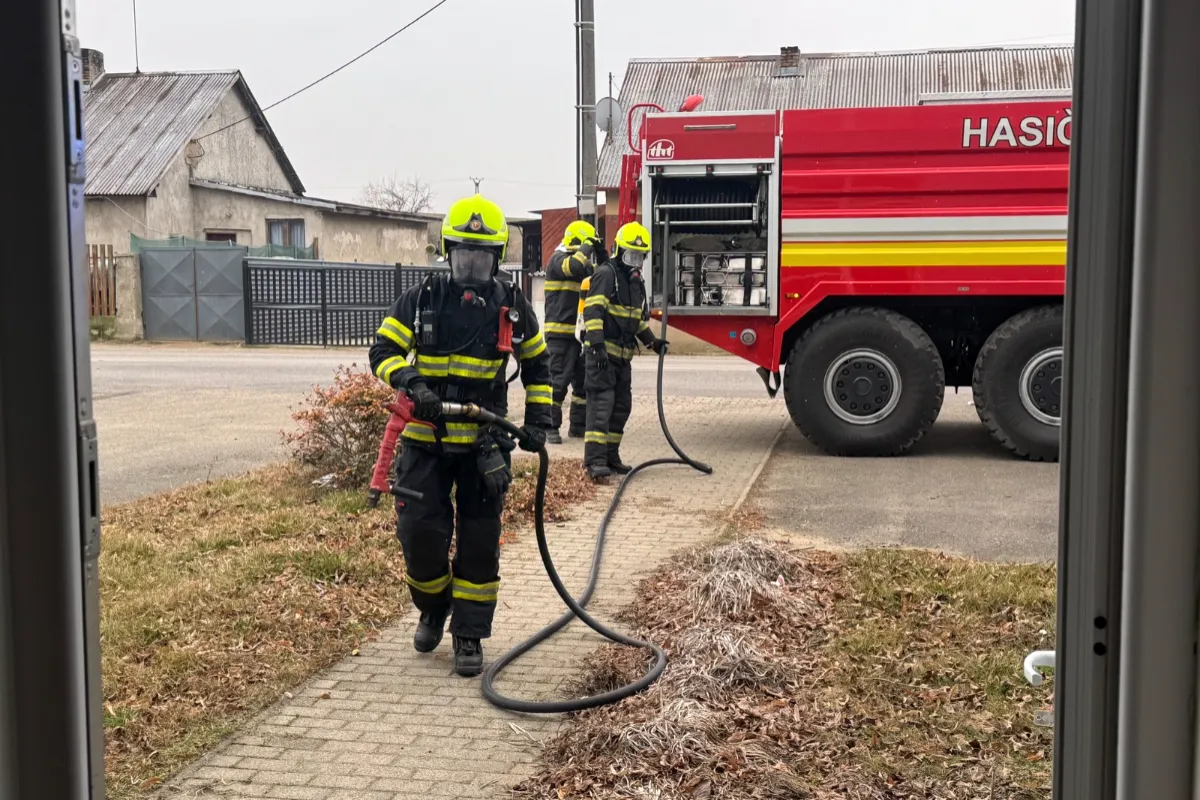 Neďaleko Starej Ľubovne bojujú hasiči s požiarom, viaceré budovy sa mali ocitnúť v plameňoch