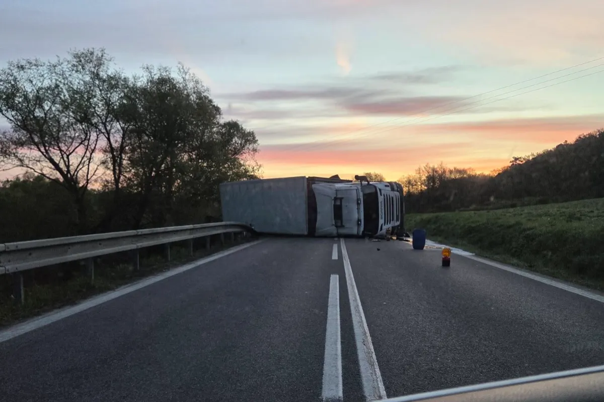 Medzi Závadkou a Topoľovkou sa prevrátil kamión s kurčatami, úsek bude neprejazdný ešte niekoľko hodín