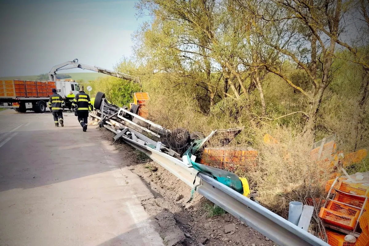 Prevrátený kamión v okrese Humenné blokuje cestu. Na mieste zasahujú záchranné zložky, úsek je neprejazdný