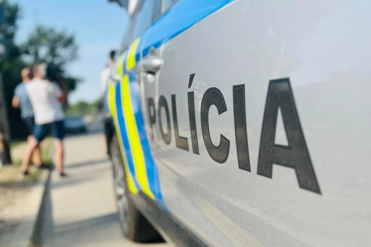 Nezhody mali vo Vranove nad Topľou hrôzostrašný záver. Agresor žene rozbil mobil, kameňom poškriabal auto