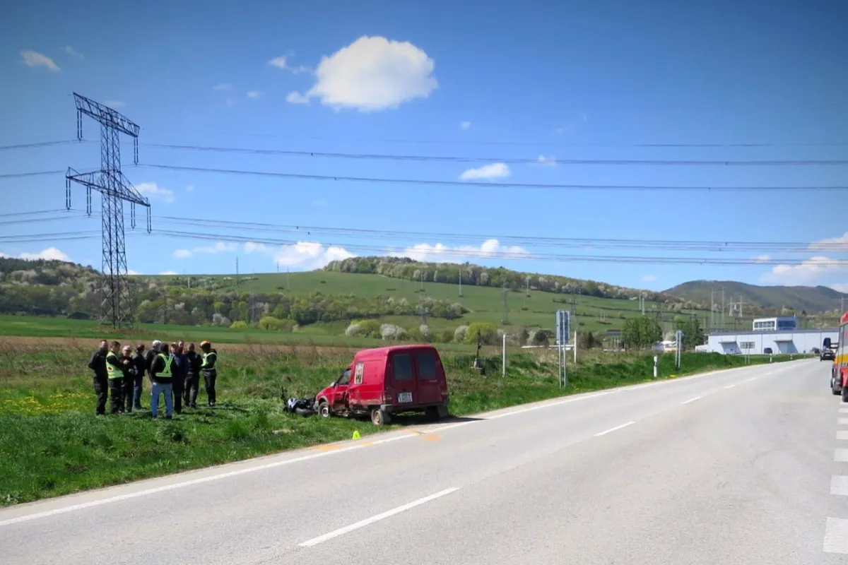 V okrese Prešov sa zrazilo auto s motocyklom. Polícia hľadá svedkov tejto nehody, pri ktorej sa zranila osoba