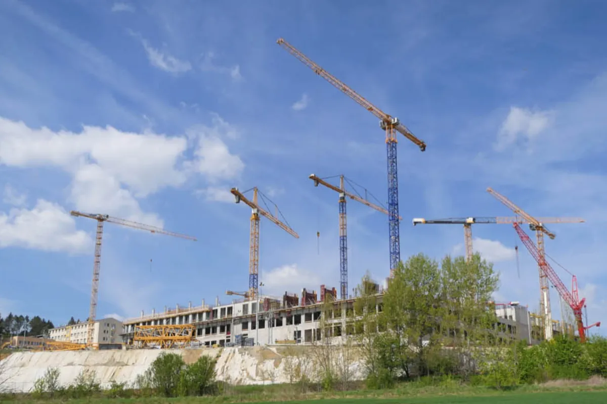 FOTO: Výstavba novej vojenskej nemocnice v Prešove pokračuje. Ako to tam aktuálne vyzerá?