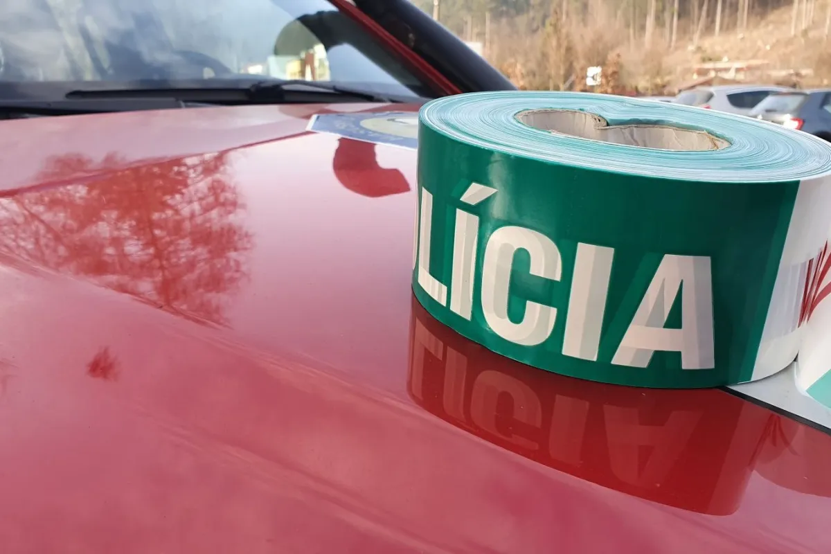 Vážna nehoda pri Stropkove. Autobus pri cúvaní zrazil chodca, ten utrpel viaceré zranenia