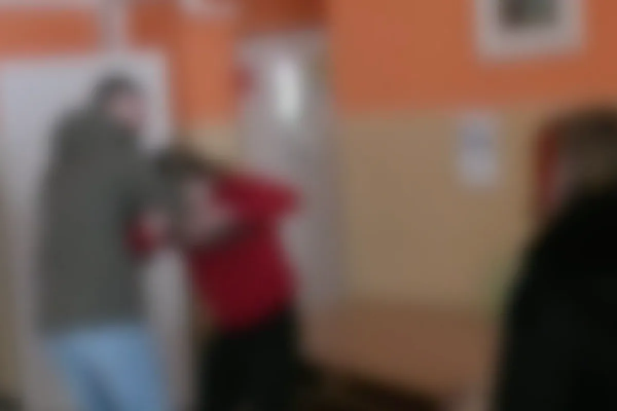 Odobratie 14-ročnej žiačky v škole na východe sa vymklo spod kontroly. Po zásahu polície ju odviezli záchranka