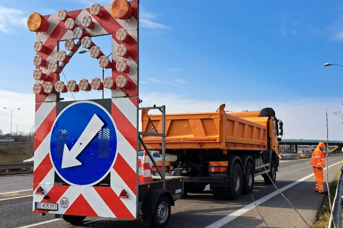 Vodiči, pripravte sa na dopravné obmedzenia na D1 medzi Prešovom a Popradom. Diaľnicu čaká údržba