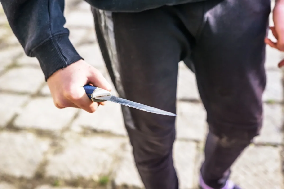 Dráma pri Prešove. Slovná hádka vyústila do boja o život, agresor sa s nožom v ruke žene vyhrážal, že ju prizabije