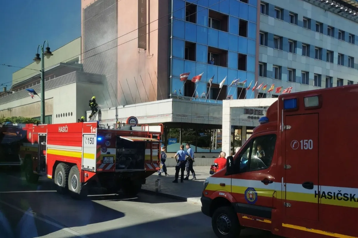 V Prešove horí Hotel Dukla. Plamene šľahali na streche lobby, na mieste zasahujú hasiči