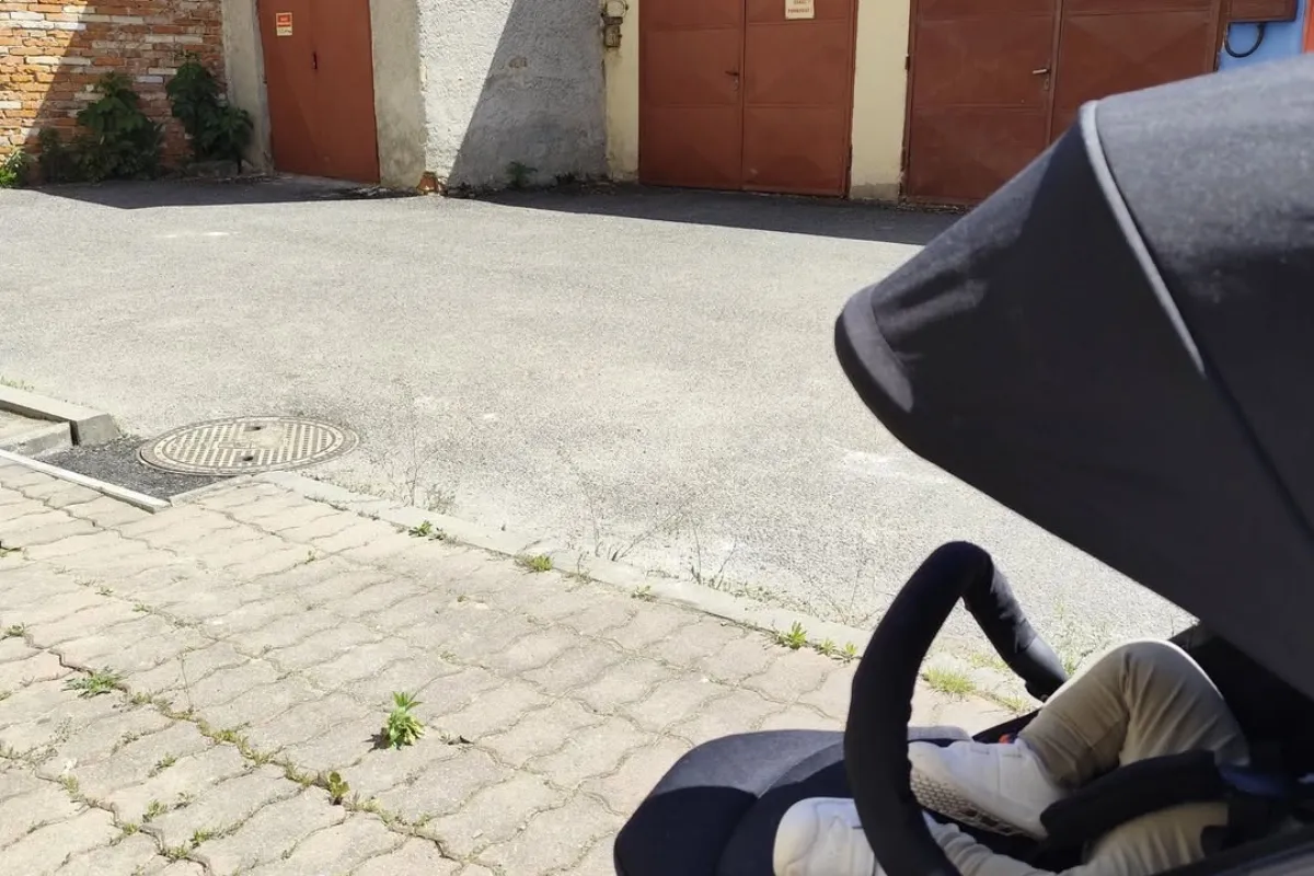 Mamičku so spiacim bábätkom v Prešove dojala ohľaduplnosť suseda. Takúto milú reakciu nečakala