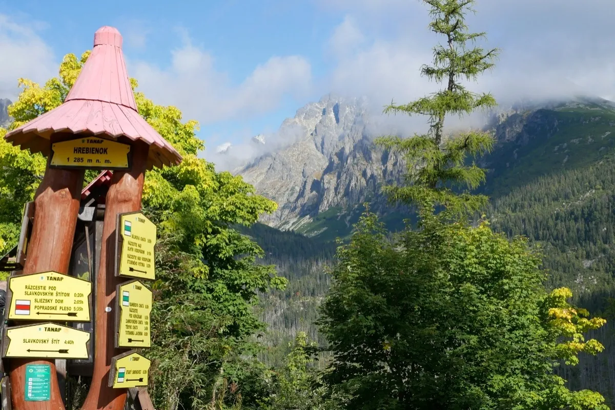 Obľúbenú trasu vo Vysokých Tatrách od pondelka uzavrú, turisti môžu prejsť nebezpečným chodníkom