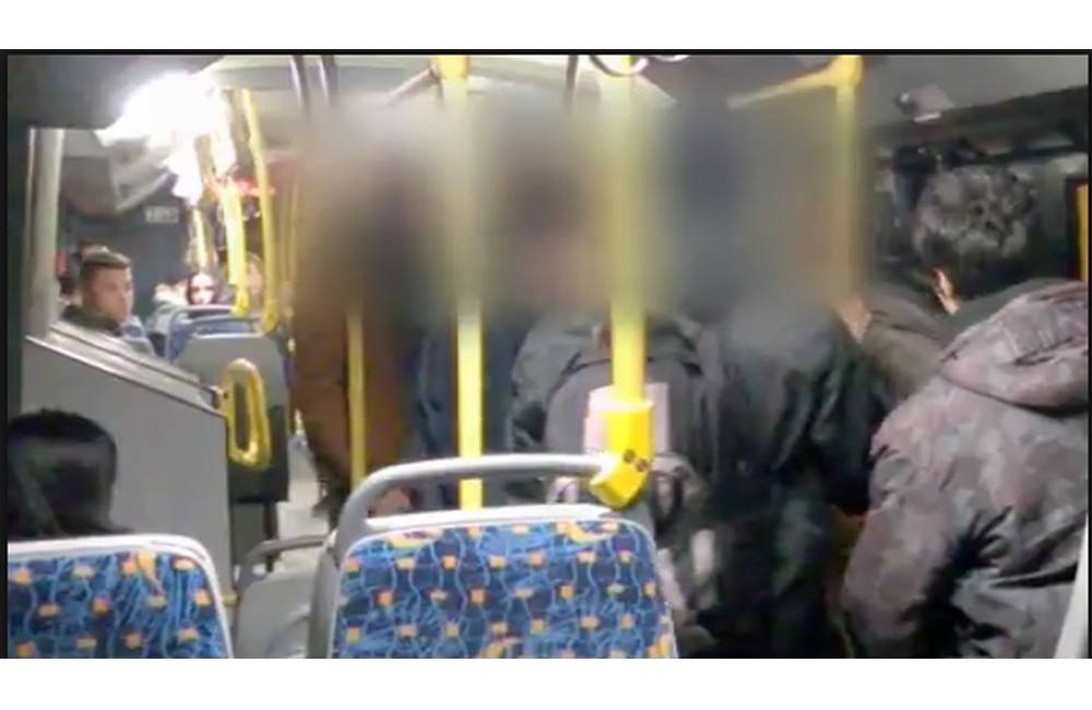 Pozrite si video z napadnutia a bitky v autobuse