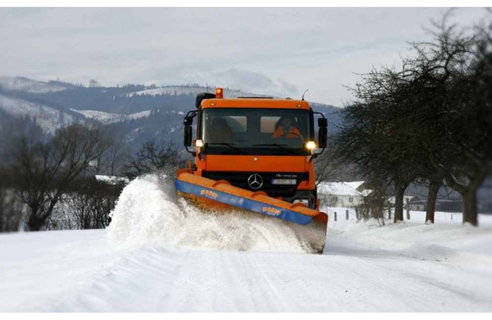 So snehom v Prešovskom kraji bojuje sto cestárskych áut