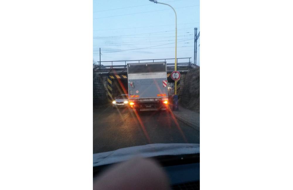 Foto: Vodič sa s nákladným automobilom nevošiel pod most