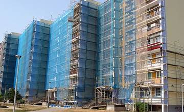 Pri rekonštrukcií paneláku využil zlodej šancu, vyliezol po lešení a ukradol peňaženku