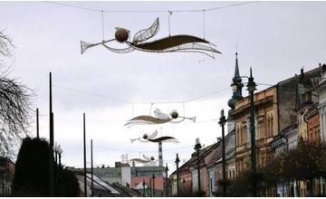 Počas otvorenia Vianočných trhov sa rozsvieti aj vynovená svetelná výzdoba