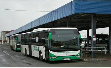 Kuriózna nehoda v Prešove, prázdny autobus narazil do autoumyvárky