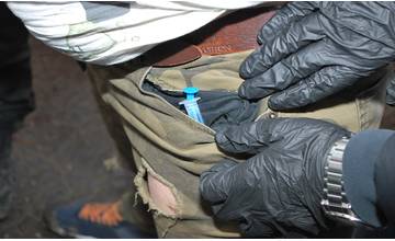 Humenskí policajti zadržali dvoch mužov, pri prehliadke u nich našli drogy s hmotnosťou 17,97 gramov