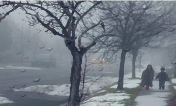 Na zastávke MHD mestskí policajti našli dve premrznuté deti, ktoré sa nevedeli dostať domov