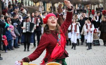 Centrum Prešova zaplnia fašiangové masky, vôňa šišiek, fánkov a zabíjačkových špecialít