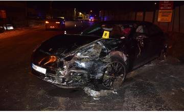 Opitý vodič dostal na rovnej ceste šmyk, škoda na Porsche Panamera, ktoré šoféroval je 100 000 eur