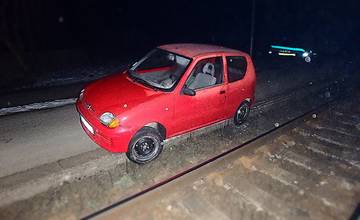 Vodič si pomýlil parkovisko, svoje auto zaparkoval na nástupišti pri železničnej zastávke