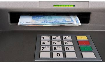 Obvinená štvorica ľudí v Stropkove z nájdenej bankomatovej karty vybrala 2 360 eur