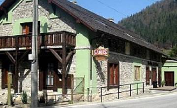 Pred pohostinstvom v Zámutove sa pobili miestni muži, zranenia si vyžiadali 15 dňové liečenie