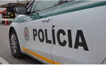 Vodič na kruhovom objazde v Prešove dostal šmyk a zišiel mimo cestu, nafúkal 3,5 promile