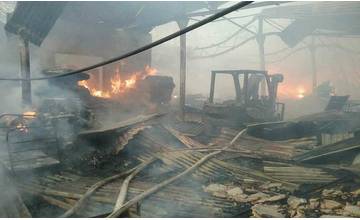 V Nižnej Šebastovej horí sklad polyuretánových fólií v kaštieli, hasiči dohášajú skryté ohniská