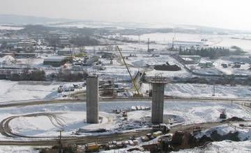 Práce na výstavbe západného ochvatu D1 Prešov pokračujú aj v zime, pozrite si aktuálne fotografie