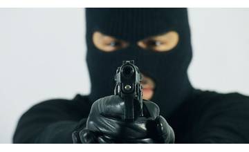 Župčian prepadol dvoch mužov v rodinnom dome, namieril na nich zbraň a zo stola ukradol 10 eur