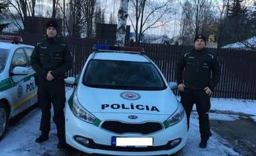Popradskí policajti po pätnástich minútach oživovania zachránili 88-ročnej žene život
