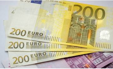 Muž a dvaja mladíci si vyrobili bankovku v hodnote 200 eur, zaplatili ňou v papiernictve vo Svite
