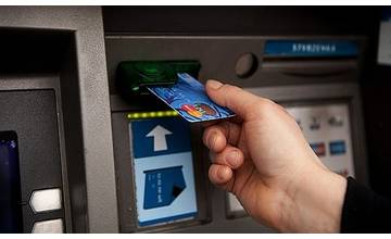 Dôchodca požiadal suseda, aby mu pomohol s výberom z bankomatu, ten ho okradol o 6 460 eur